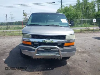 2003 Chevrolet Express Passenger z VIN 1GBFG15X131201183, wystawiony jako IAAI lot #42194710 z przebiegiem 207 602 mil mil oraz . Historia ofert i sprzedaży dostępna na DreamBid. Obrazek 12.