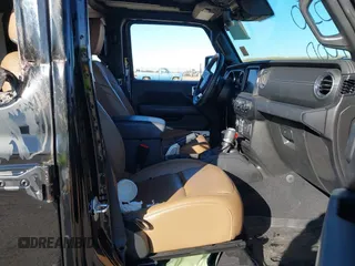 2021 Jeep Wrangler Unlimited Sahara Altitude z VIN 1C4HJXEN5MW659188, wystawiony jako IAAI lot #41414960 z przebiegiem 72 698 mil mil oraz . Historia ofert i sprzedaży dostępna na DreamBid. Obrazek 5.