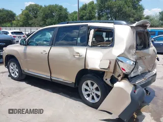 2011 Toyota Highlander z VIN 5TDBK3EH2BS042799, wystawiony jako IAAI lot #39900598 z przebiegiem 232 331 mil mil oraz . Historia ofert i sprzedaży dostępna na DreamBid. Obrazek 3.