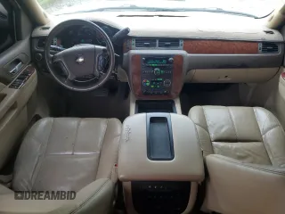 2010 Chevrolet Suburban LT z VIN 1GNUCJE02AR100256, wystawiony jako Copart lot #49978905 z przebiegiem 257 826 mil mil oraz Szkoda całkowita • Salvage title. Historia ofert i sprzedaży dostępna na DreamBid. Obrazek 8.