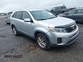 2014 Kia Sorento LX z VIN 5XYKT3A61EG526563, wystawiony jako IAAI lot #42224486 z przebiegiem 154 171 mil mil oraz . Historia ofert i sprzedaży dostępna na DreamBid. Obrazek 1.