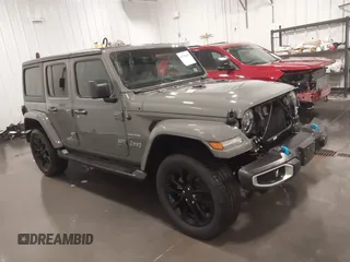 2023 Jeep Wrangler Sahara z VIN 1C4JJXP62PW608968, wystawiony jako IAAI lot #41732664 z przebiegiem 25 534 mil mil oraz . Historia ofert i sprzedaży dostępna na DreamBid. Obrazek 1.