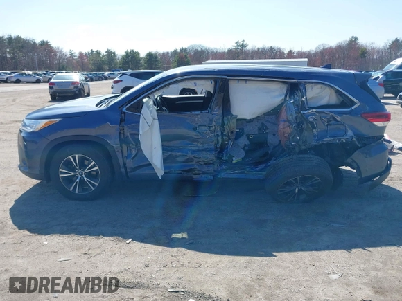 2018 Toyota Highlander LE с VIN 5TDBZRFH9JS837716, выставлен на аукционе IAAI как лот 42075645 с пробегом 36 893 миль миль и . История ставок и продаж доступна на DreamBid. Изображение 6.