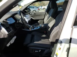 2021 BMW X5 xDrive40i z VIN 5UXCR6C06M9E05607, wystawiony jako Copart lot #52524425 z przebiegiem Nie podano mil oraz Szkoda całkowita • Salvage title. Historia ofert i sprzedaży dostępna na DreamBid. Obrazek 7.