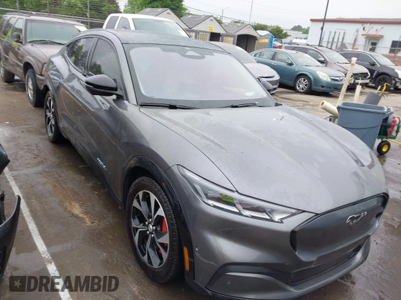 2021 Ford Mustang Mach-E Premium z VIN 3FMTK3R74MMA27709, wystawiony jako IAAI lot #42102335 z przebiegiem 54 988 mil mil oraz . Historia ofert i sprzedaży dostępna na DreamBid. Obrazek 1.