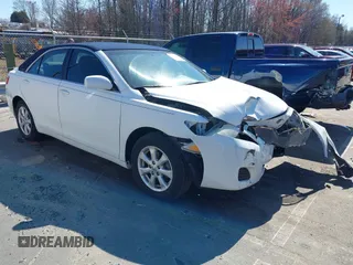 2011 Toyota Camry LE z VIN 4T1BF3EK5BU618554, wystawiony jako IAAI lot #41704461 z przebiegiem 98 324 mil mil oraz . Historia ofert i sprzedaży dostępna na DreamBid. Obrazek 1.