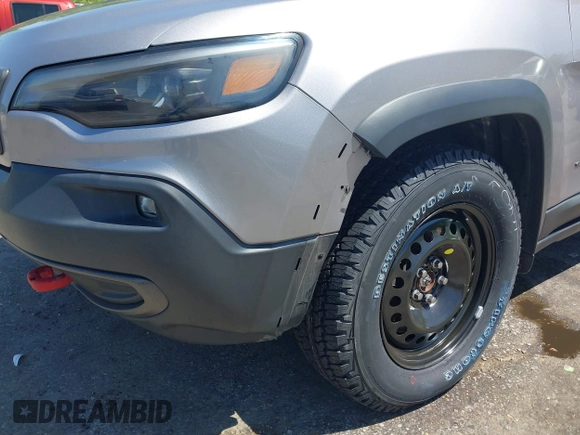 2020 Jeep Cherokee Trailhawk z VIN 1C4PJMBX1LD590087, wystawiony jako IAAI lot #42027620 z przebiegiem 91 033 mil mil oraz . Historia ofert i sprzedaży dostępna na DreamBid. Obrazek 17.