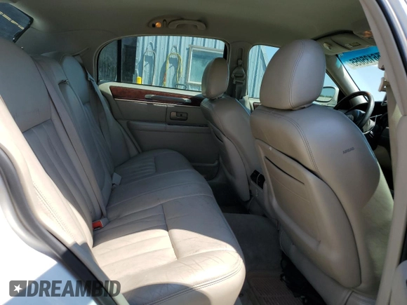 2003 Lincoln Town Car Signature z VIN 1LNHM82W43Y618527, wystawiony jako Copart lot #56135055 z przebiegiem 135 847 mil mil oraz Szkody całkowita. Historia ofert i sprzedaży dostępna na DreamBid. Obrazek 10.