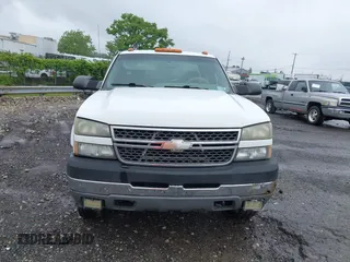 2005 Chevrolet Silverado 3500 z VIN 1GCHK39U75E196856, wystawiony jako IAAI lot #42270278 z przebiegiem Nie podano mil oraz . Historia ofert i sprzedaży dostępna na DreamBid. Obrazek 12.
