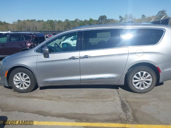 2018 Chrysler Pacifica Touring L with VIN 2C4RC1BG5JR110290, listed as a IAAI auction lot 41855005 with 70,390 mi miles. Bid and sale history available at carsss.com. Image 14.