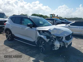 2022 Volvo XC40 R-Design z VIN YV4AC2HM9N2771189, wystawiony jako IAAI lot #41923125 z przebiegiem 24 125 mil mil oraz . Historia ofert i sprzedaży dostępna na DreamBid. Obrazek 1.