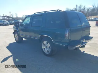 1999 Chevrolet Tahoe Z71 z VIN 1GNEK13R2XJ325602, wystawiony jako IAAI lot #41590107 z przebiegiem 204 611 mil mil oraz . Historia ofert i sprzedaży dostępna na DreamBid. Obrazek 3.
