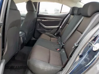 2021 Mazda 3 S z VIN JM1BPAAL3M1321131, wystawiony jako Copart lot #63148205 z przebiegiem 9 910 mil mil oraz Szkoda całkowita • Salvage title. Historia ofert i sprzedaży dostępna na DreamBid. Obrazek 10.