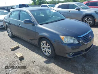 2008 Toyota Avalon XL z VIN 4T1BK36B98U274326, wystawiony jako IAAI lot #42556647 z przebiegiem 204 523 mil mil oraz . Historia ofert i sprzedaży dostępna na DreamBid. Obrazek 1.
