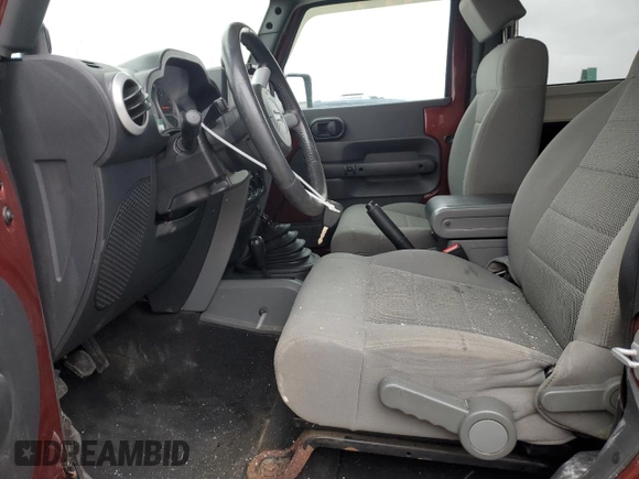 2008 Jeep Wrangler Sahara z VIN 1J4FA54128L561392, wystawiony jako Copart lot #50216865 z przebiegiem 183 825 mil mil oraz Czysty tytuł • Clean title. Historia ofert i sprzedaży dostępna na DreamBid. Obrazek 7.