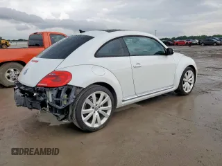2014 Volkswagen Beetle 1.8T z VIN 3VWJ17AT5EM652990, wystawiony jako Copart lot #60094715 z przebiegiem 109 911 mil mil oraz Szkoda całkowita • Salvage title. Historia ofert i sprzedaży dostępna na DreamBid. Obrazek 3.
