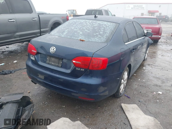 2013 Volkswagen Jetta SE z VIN 3VWDX7AJ3DM267839, wystawiony jako IAAI lot #41157583 z przebiegiem 61 643 mil mil oraz . Historia ofert i sprzedaży dostępna na DreamBid. Obrazek 4.