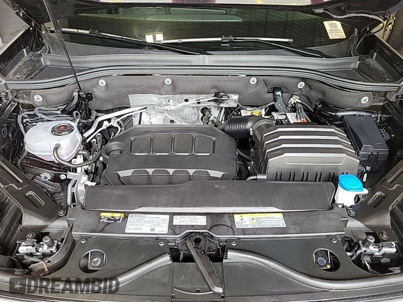 2024 Volkswagen Atlas SE with VIN 1V2HR2CA7RC575005, listed as a IAAI auction lot 42731226 with 14,322 mi miles and . Bid and sale history available at DreamBid. Image 2.