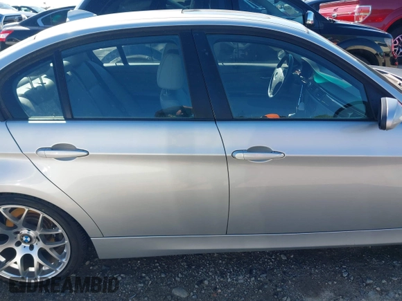 2007 BMW 3 Series 328i z VIN WBAVA33597FV65962, wystawiony jako IAAI lot #41991155 z przebiegiem 189 575 mil mil oraz . Historia ofert i sprzedaży dostępna na DreamBid. Obrazek 14.