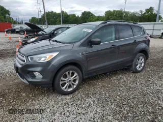 2018 Ford Escape SE z VIN 1FMCU9GD0JUA44083, wystawiony jako Copart lot #58140815 z przebiegiem 135 841 mil mil oraz Tytuł czysty. Historia ofert i sprzedaży dostępna na DreamBid. Obrazek 1.