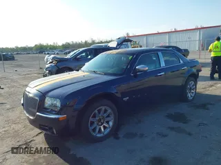 2005 Chrysler 300 300C AWD z VIN 2C3AK63H05H672425, wystawiony jako IAAI lot #42224241 z przebiegiem 143 185 mil mil oraz . Historia ofert i sprzedaży dostępna na DreamBid. Obrazek 2.