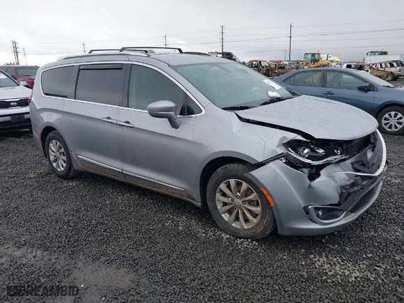 2019 Chrysler Pacifica Touring L with VIN 2C4RC1BGXKR561510, listed as a IAAI auction lot 41516173 with 135,115 mi miles. Bid and sale history available at carsss.com. Image 1.