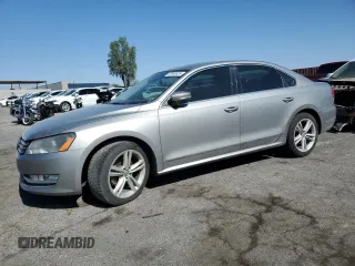 2013 Volkswagen Passat SE z VIN 1VWBN7A31DC098954, wystawiony jako Copart lot #57669525 z przebiegiem 161 856 mil mil oraz Czysty tytuł • Clean title. Historia ofert i sprzedaży dostępna na DreamBid. Obrazek 1.