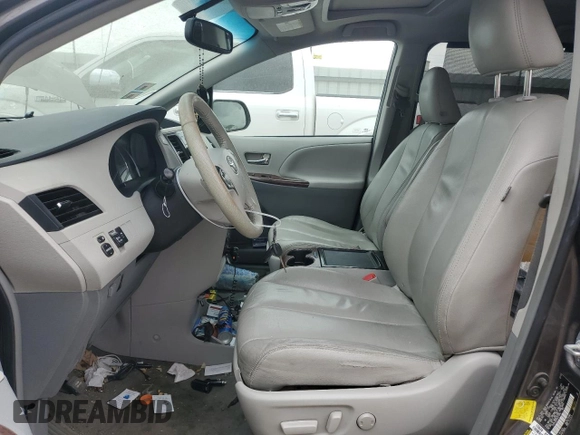 2012 Toyota Sienna XLE AAS z VIN 5TDYK3DC0CS271810, wystawiony jako Copart lot #62958104 z przebiegiem 346 760 mil mil oraz Szkoda całkowita • Salvage title. Historia ofert i sprzedaży dostępna na DreamBid. Obrazek 7.