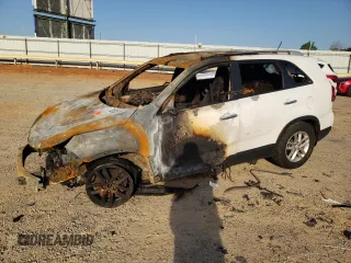 2014 Kia Sorento LX z VIN 5XYKTDA62EG490243, wystawiony jako Copart lot #53523275 z przebiegiem Nie podano mil oraz Nie do naprawy • Non repairable. Historia ofert i sprzedaży dostępna na DreamBid. Obrazek 1.