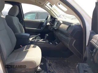 2017 Toyota Tacoma SR z VIN 5TFRX5GN7HX077159, wystawiony jako IAAI lot #42006928 z przebiegiem 92 121 mil mil oraz . Historia ofert i sprzedaży dostępna na DreamBid. Obrazek 5.