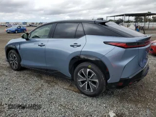 2023 Lexus RZ 450e Premium z VIN JTJAAAAB6PA009956, wystawiony jako Copart lot #48707855 z przebiegiem 6736 mil mil oraz Szkody całkowita. Historia ofert i sprzedaży dostępna na DreamBid. Obrazek 2.