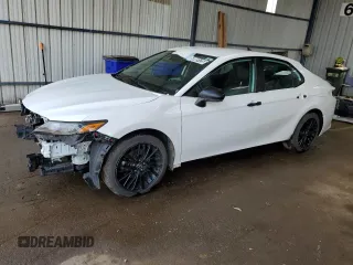 2022 Toyota Camry SE z VIN 4T1G11AK6NU001103, wystawiony jako Copart lot #58989125 z przebiegiem 116 039 mil mil oraz Czysty tytuł • Clean title. Historia ofert i sprzedaży dostępna na DreamBid. Obrazek 1.