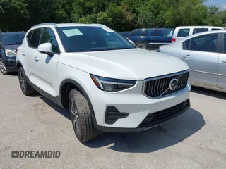 2025 Volvo XC40 Core Bright Theme z VIN YV4L12UJ8S2544646, wystawiony jako IAAI lot #42273659 z przebiegiem 4 157 mil mil oraz . Historia ofert i sprzedaży dostępna na DreamBid. Obrazek 1.