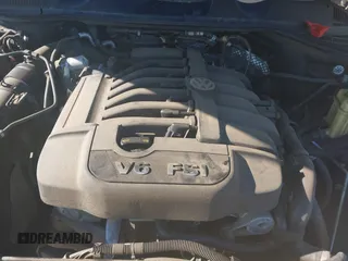 2017 Volkswagen Touareg Wolfsburg Edition z VIN WVGRF7BP1HD004308, wystawiony jako IAAI lot #41860019 z przebiegiem 74 044 mil mil oraz . Historia ofert i sprzedaży dostępna na DreamBid. Obrazek 10.
