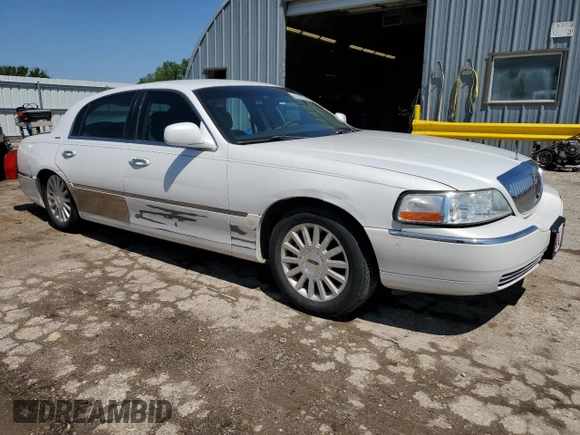 2003 Lincoln Town Car Signature z VIN 1LNHM82W43Y618527, wystawiony jako Copart lot #56135055 z przebiegiem 135 847 mil mil oraz Szkody całkowita. Historia ofert i sprzedaży dostępna na DreamBid. Obrazek 4.