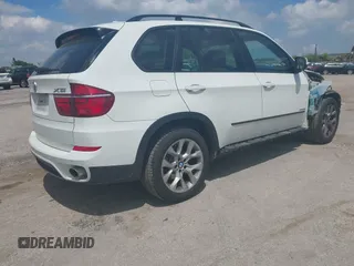2011 BMW X5 35i z VIN 5UXZV4C55BL739890, wystawiony jako IAAI lot #42268402 z przebiegiem 82 719 mil mil oraz . Historia ofert i sprzedaży dostępna na DreamBid. Obrazek 4.