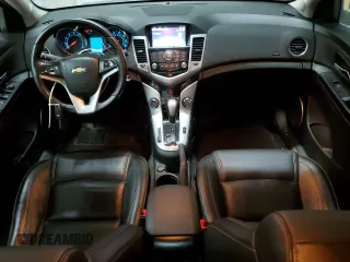 2014 Chevrolet Cruze 2LT z VIN 1G1PE5SB0E7408047, wystawiony jako Copart lot #54370725 z przebiegiem 118 774 mil mil oraz Czysty tytuł • Clean title. Historia ofert i sprzedaży dostępna na DreamBid. Obrazek 8.