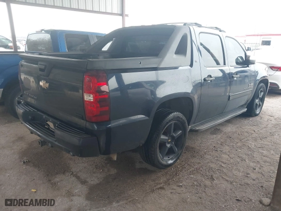 2011 Chevrolet Avalanche LT with VIN 3GNMCFE06BG133808, listed as a IAAI auction lot 41605369 with 304,317 mi miles. Bid and sale history available at carsss.com. Image 4.