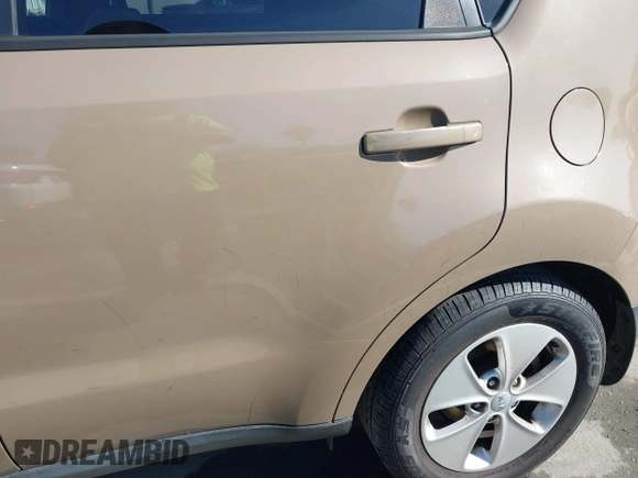 2014 Kia Soul with VIN KNDJN2A27E7082406, listed as a IAAI auction lot 41809333 with 100,227 mi miles. Bid and sale history available at carsss.com. Image 6.
