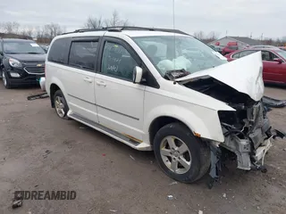 2010 Dodge Grand Caravan SXT z VIN 2D4RN5DX8AR256670, wystawiony jako IAAI lot #41837359 z przebiegiem 107 906 mil mil oraz . Historia ofert i sprzedaży dostępna na DreamBid. Obrazek 1.