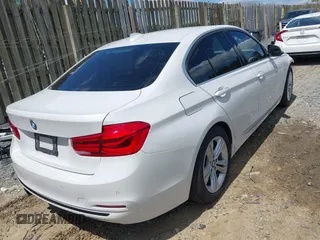 2017 BMW 3 Series 330e z VIN WBA8E1C53HK895336, wystawiony jako IAAI lot #42189989 z przebiegiem 112 023 mil mil oraz . Historia ofert i sprzedaży dostępna na DreamBid. Obrazek 4.