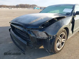 2014 Ford Mustang V6 z VIN 1ZVBP8AM4E5262440, wystawiony jako IAAI lot #41523652 z przebiegiem 140 573 mil mil oraz . Historia ofert i sprzedaży dostępna na DreamBid. Obrazek 6.