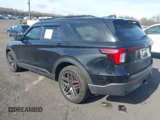 2025 Ford Explorer ST-Line z VIN 1FMUK8KH7SGA60005, wystawiony jako IAAI lot #42098791 z przebiegiem 1 830 mil mil oraz . Historia ofert i sprzedaży dostępna na DreamBid. Obrazek 3.