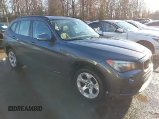 2014 BMW X1 sDrive28i z VIN WBAVM1C52EVW55890, wystawiony jako IAAI lot #41512784 z przebiegiem 97 718 mil mil oraz . Historia ofert i sprzedaży dostępna na DreamBid. Obrazek 1.