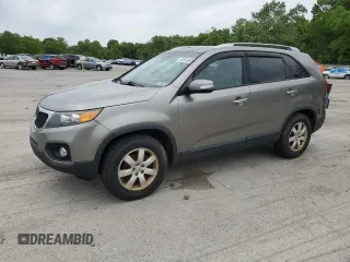 2013 Kia Sorento LX z VIN 5XYKT3A6XDG405691, wystawiony jako Copart lot #58558565 z przebiegiem 192 998 mil mil oraz Tytuł czysty. Historia ofert i sprzedaży dostępna na DreamBid. Obrazek 1.