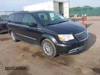 2014 Chrysler Town & Country Touring L z VIN 2C4RC1CG9ER188169, wystawiony jako IAAI lot #42203732 z przebiegiem 156 870 mil mil oraz . Historia ofert i sprzedaży dostępna na DreamBid. Obrazek 1.
