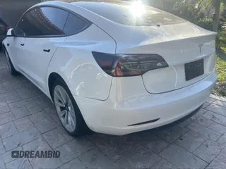2023 Tesla Model 3 z VIN 5YJ3E1EA4PF555051, wystawiony jako IAAI lot #41500331 z przebiegiem 11 810 mil mil oraz . Historia ofert i sprzedaży dostępna na DreamBid. Obrazek 3.