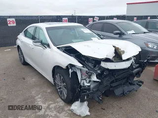 2021 Lexus ES 300h z VIN 58ADA1C19MU008643, wystawiony jako IAAI lot #41963586 z przebiegiem 33 408 mil mil oraz . Historia ofert i sprzedaży dostępna na DreamBid. Obrazek 1.