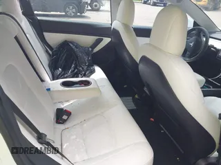 2020 Tesla Model 3 Long Range z VIN 5YJ3E1EB0LF712545, wystawiony jako IAAI lot #42198461 z przebiegiem 22 322 mil mil oraz . Historia ofert i sprzedaży dostępna na DreamBid. Obrazek 8.