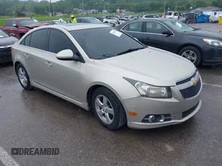 2014 Chevrolet Cruze 1LT z VIN 1G1PC5SB0E7471896, wystawiony jako IAAI lot #42250463 z przebiegiem 106 450 mil mil oraz . Historia ofert i sprzedaży dostępna na DreamBid. Obrazek 1.
